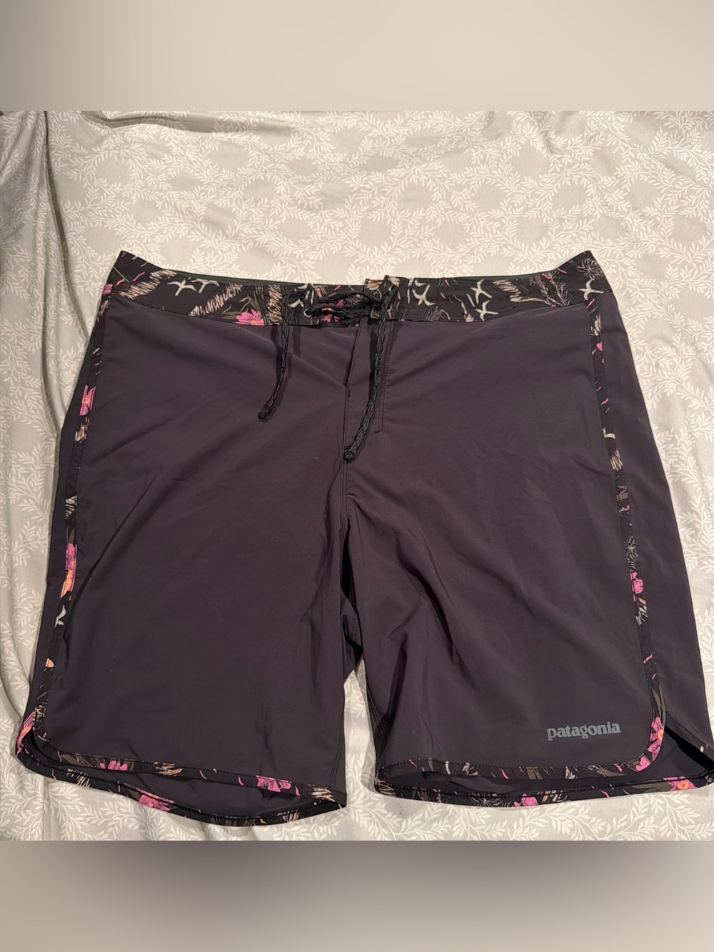 Patagonia Hydropeak Scallop Board shorts Men’s Gray Floral Swintrunks Size 34